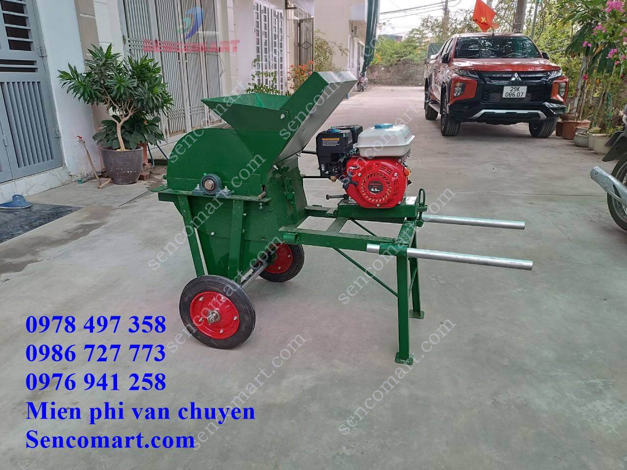 Máy xay phân bò phân dê, xay nhỏ đất để trồng cây làm bầu ươm. Mẫu mới 2024 tại Sencomart dùng động cơ xăng 6.5HP