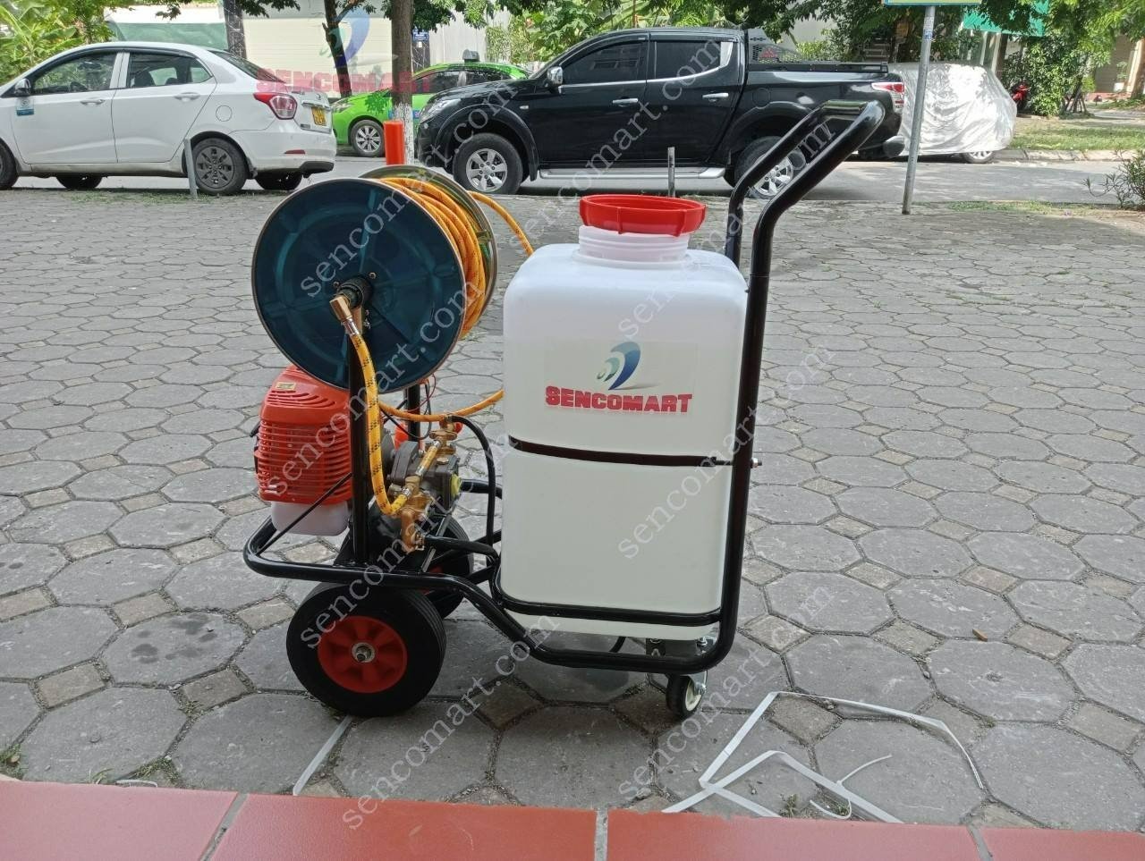 Máy phun thuốc cây ăn quả có bánh xe tay đẩy 60L-SENCOMART